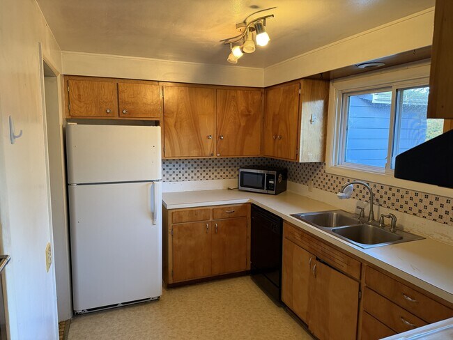 Building Photo - 3525 River Rd