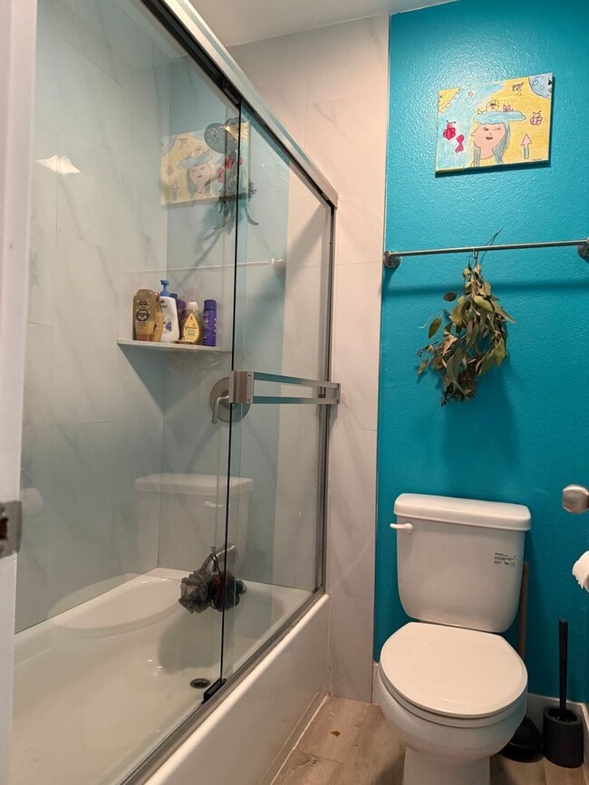 Building Photo - Move in Ready 3bed/3bath, beautiful backyard