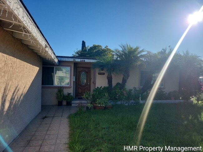 Building Photo - MOVE IN SPECIAL - Charming Single-Story Home