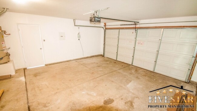 Building Photo - House for Rent in SouthWest Bakersfield