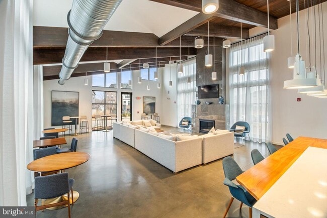 Building Photo - 646 Lakemont Dr