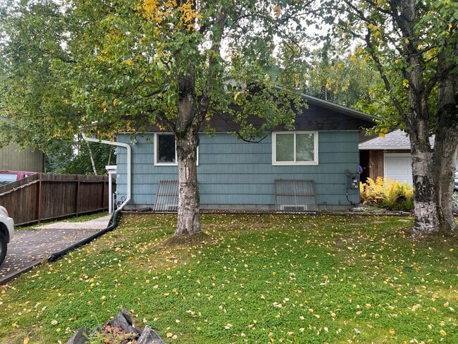 Building Photo - Quiet 2 bedroom with utilities included