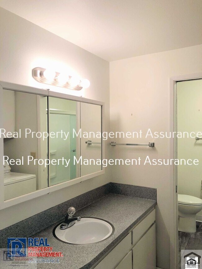 Building Photo - Charming 3BR/1.5BA Duplex Unit Now Availab...