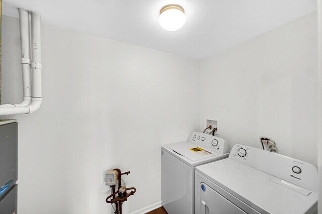 Building Photo - 2325 Summerlin Dr
