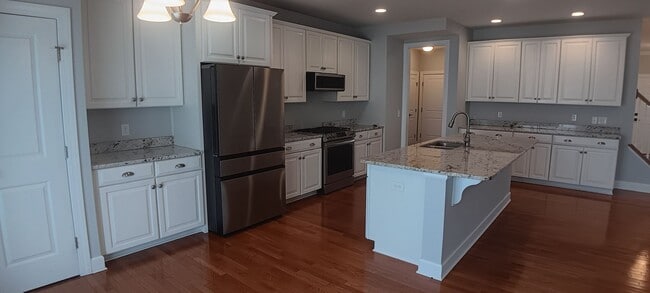 Building Photo - Heron's Landing 4 BD/ 3BTH Available May 14th