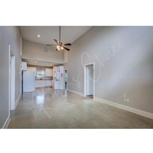 Building Photo - 709 Maple St