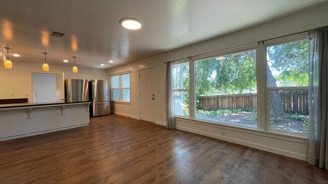 Building Photo - Large 6- Bedroom, 3-Bathroom home in San Luis Obispo