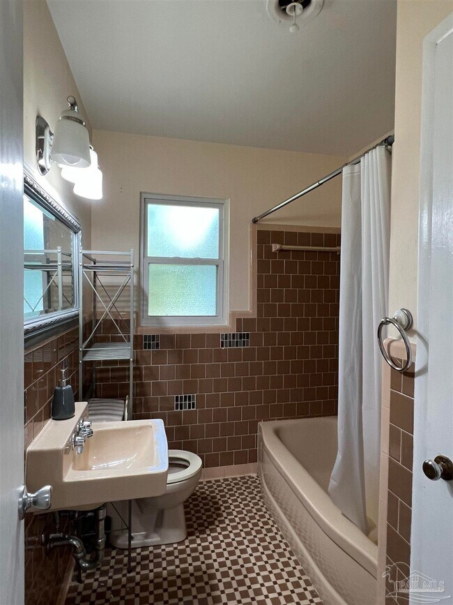 Building Photo - 5425 Westwood Dr