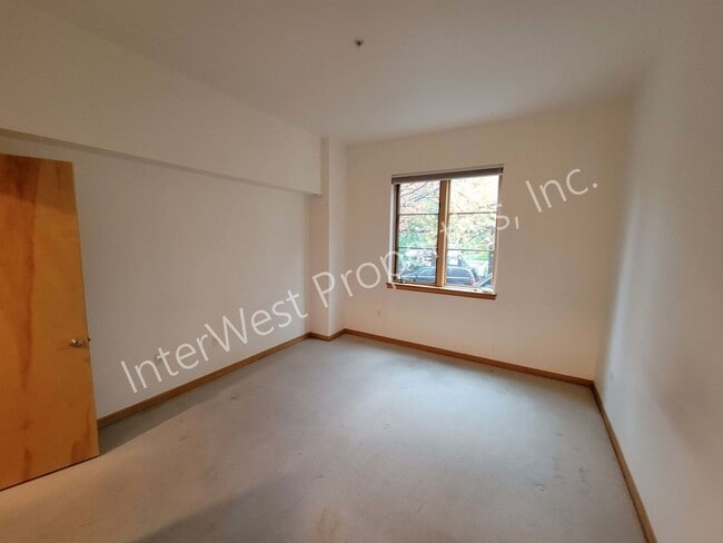Building Photo - *1ST MONTH'S RENT FREE PROMO & NO HOA MOVE...