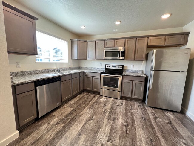 Building Photo - Bridgestone Crossing -3 bedroom 2.5 bath i...