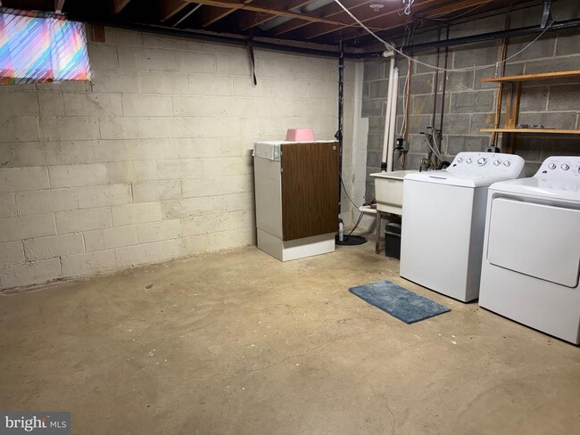 Building Photo - 34 King Charles Cir