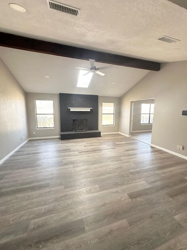 Building Photo - 3 Bedroom 2 Bathroom Available ASAP!