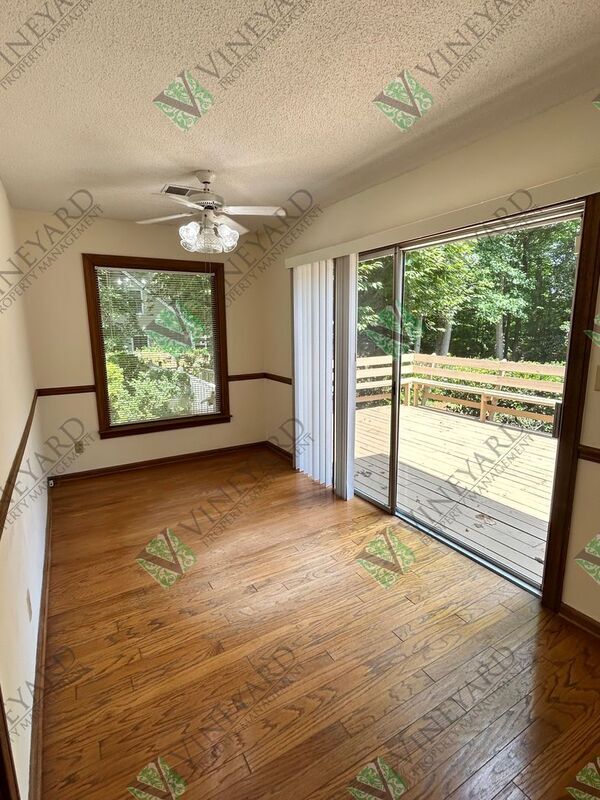 Building Photo - 115 Nesbit Ferry Pl