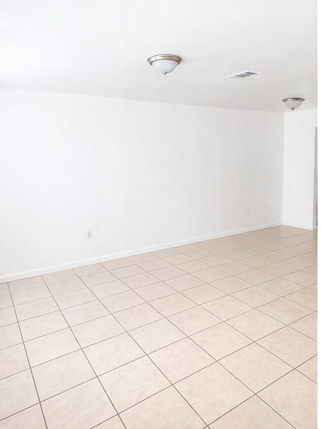 Building Photo - 2221 Timberwood Cir N