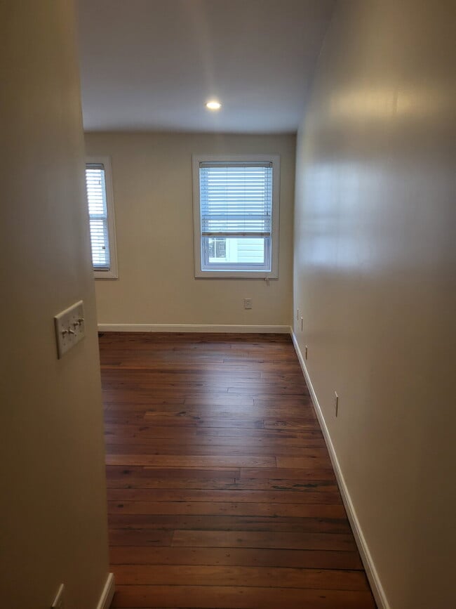 Building Photo - "Spacious 2-Bedroom Retreat with Hardwood ...