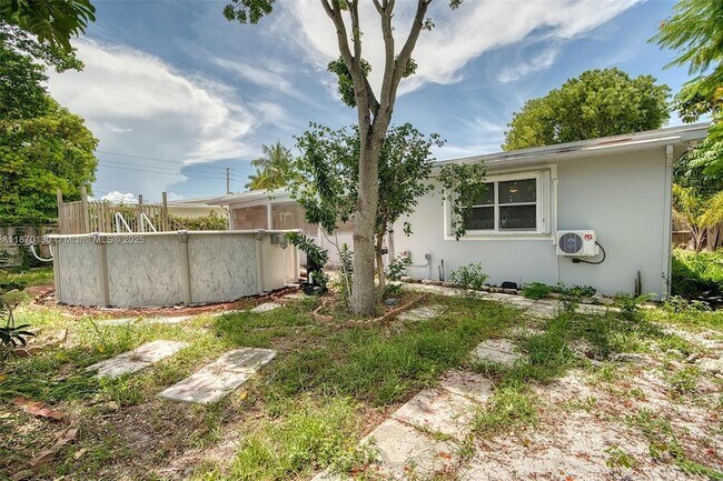 Building Photo - 658 SW 1st Ct