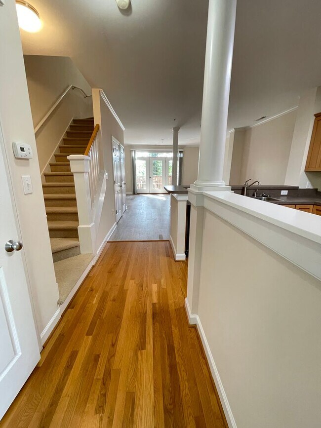 Building Photo - Wonderful location and features for this s...