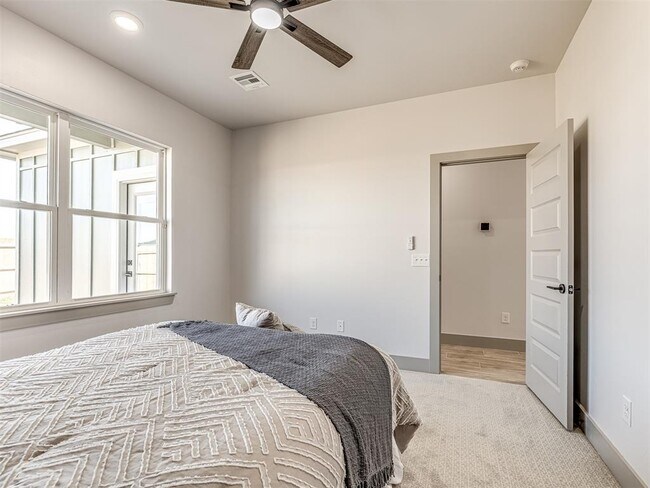 Building Photo - 2633 Crescent Ave