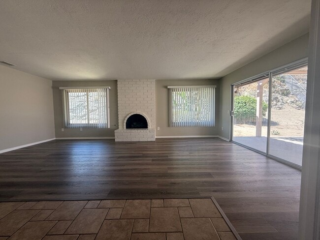Building Photo - Beautiful Canyon Crest Home