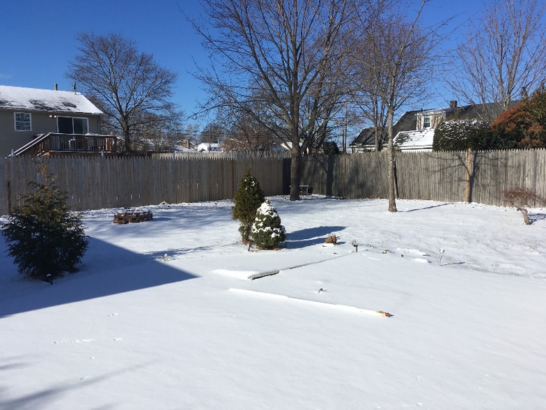 Building Photo - 255 Budlong Rd