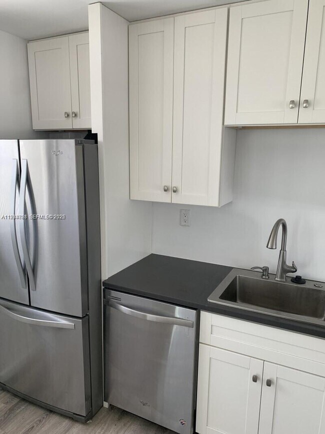 Building Photo - 707 Greenbriar Dr