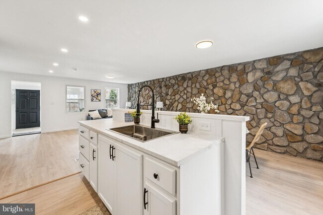 Building Photo - 818 Sylvan St
