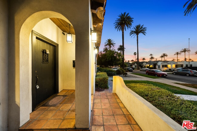 Building Photo - 2624 S Palm Grove Ave