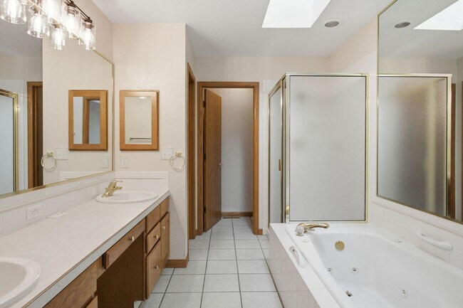 Building Photo - 4 Bedroom 3 Bathroom Duplex in Emerald Glen