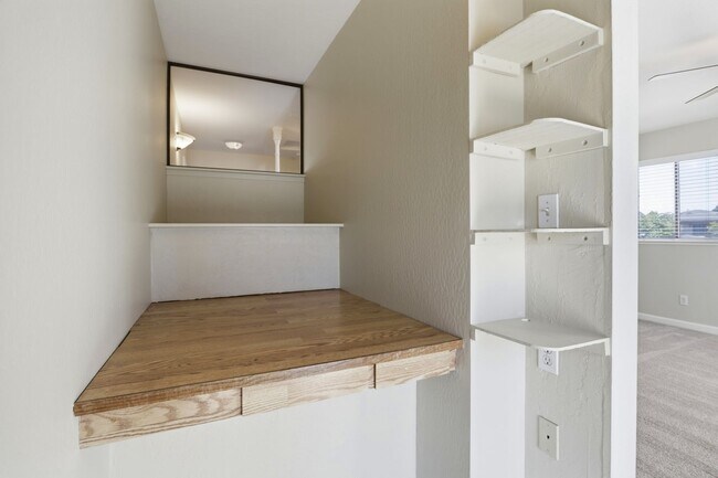 Building Photo - Great 3 Bedroom Townhome with Garage!