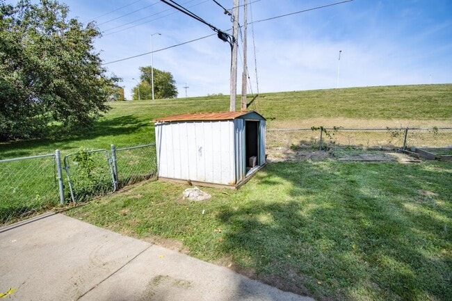 Building Photo - 1220 Hillcrest Dr