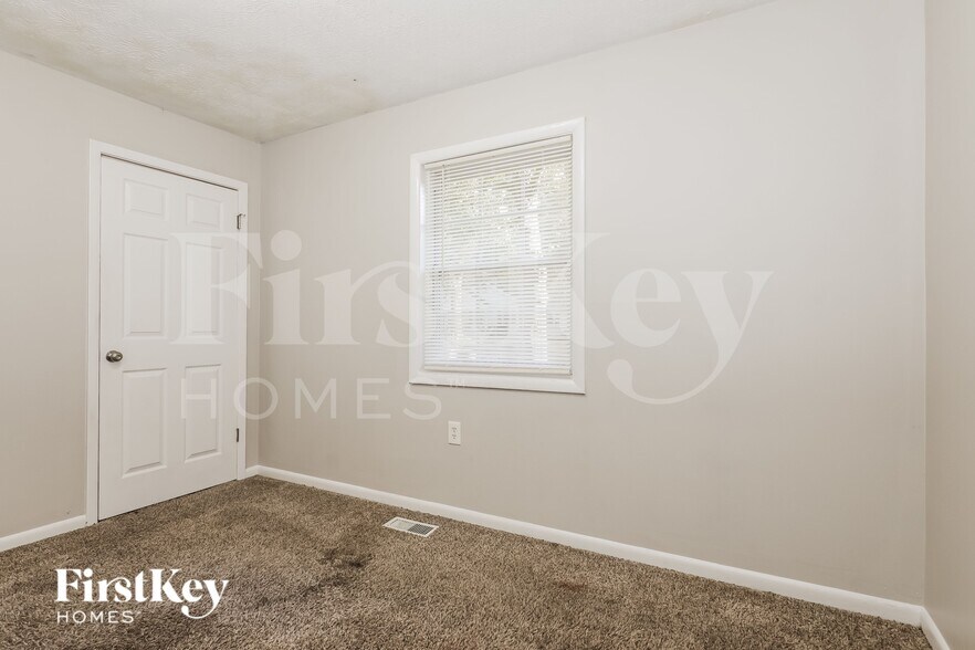 Building Photo - 252 N Lake Dr