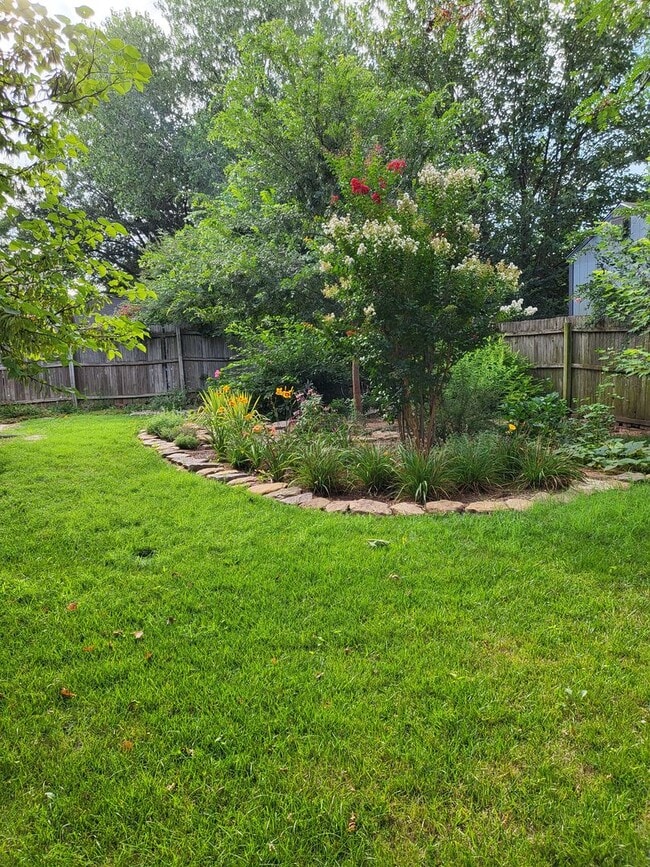 Building Photo - (3) Bed/(2) Bath in Eagle Cliff Addition A...