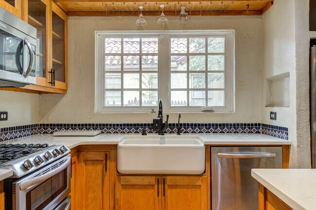 Building Photo - Charming Tuscany Villa block away from TTU