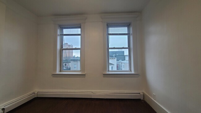 Building Photo - 405 61st St