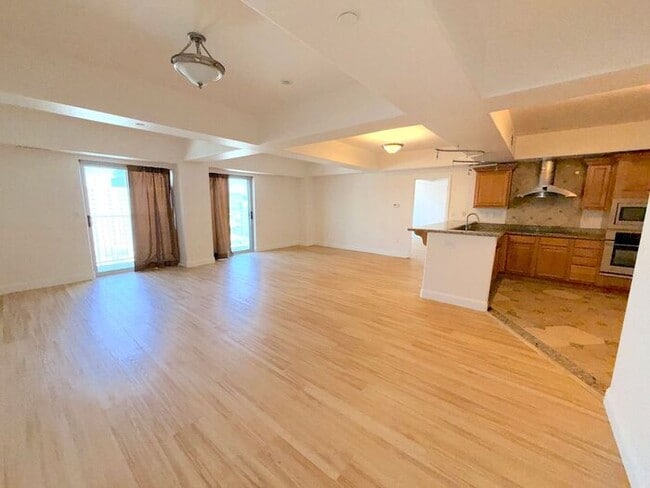 Building Photo - Riverwalk Tower 2 Bedroom Condo - 2 Parking Spaces/Private Laundry