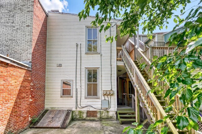 Building Photo - 216 Peffer St