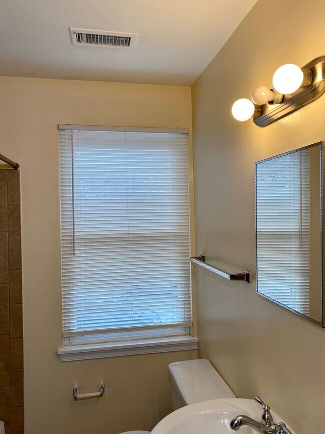 Building Photo - Charming 3 Bedroom/1.5 Bathroom Townhome in Parkville, MD!
