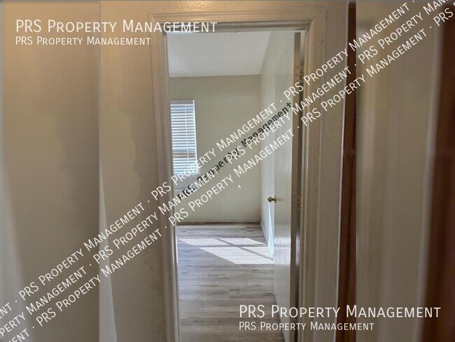 Building Photo - 1744 E Robin Ln