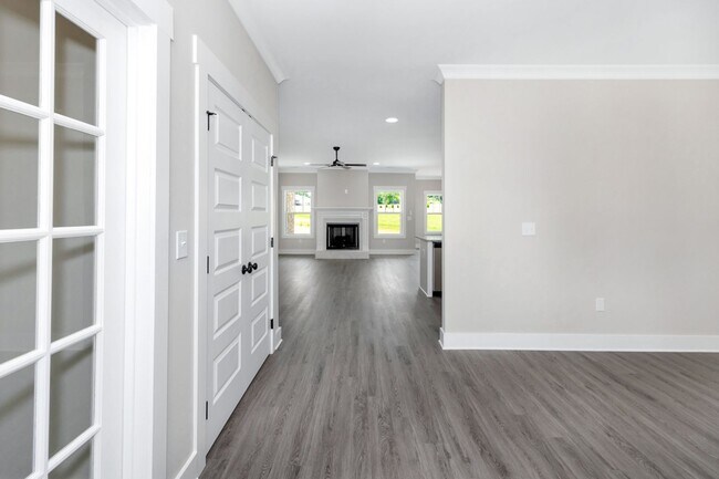 Building Photo - 4 Bedroom, 2 Bath