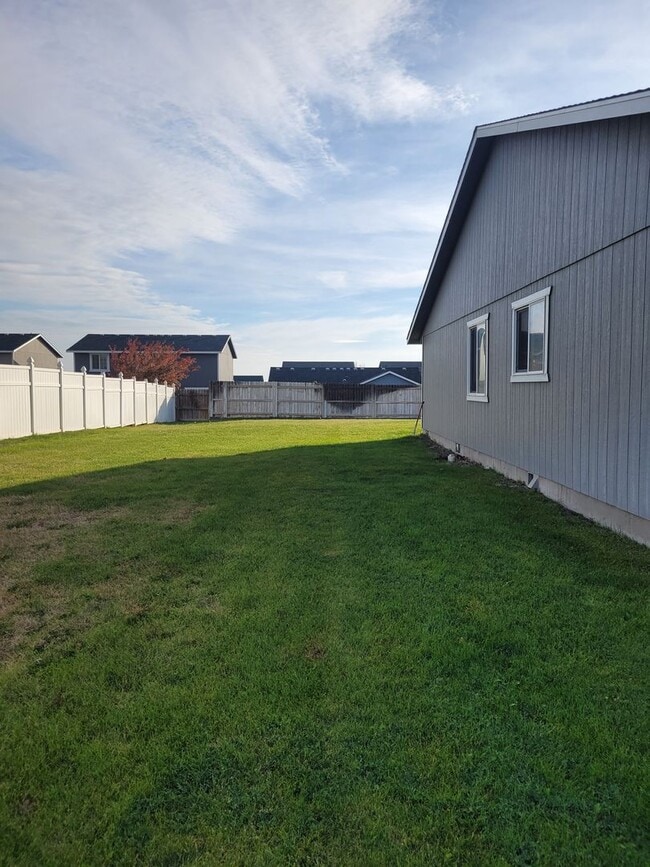 Building Photo - NOVEMBER RENT FREE - 4 Bedroom House in Ep...