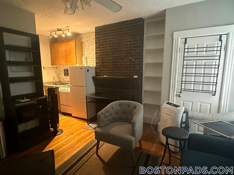 Building Photo - 41 Anderson St