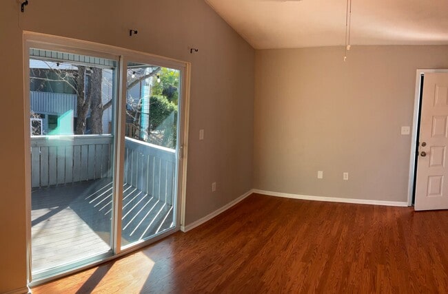 Building Photo - 2 Bedroom 1 Bath Condo with Private Deck in Hunters Chase