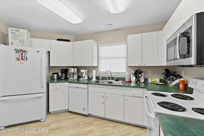 Building Photo - 601 Shorewood Dr