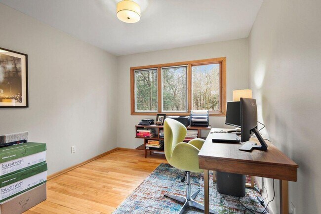 Building Photo - Mid-Century Home