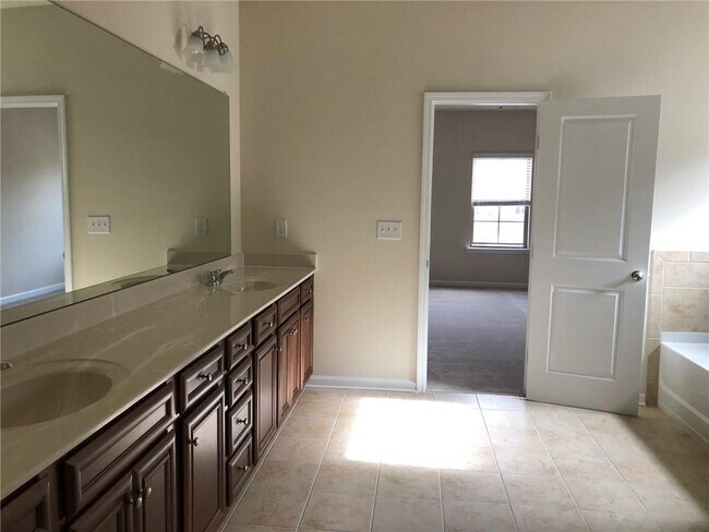 Building Photo - 5315 Mirror Lake Dr