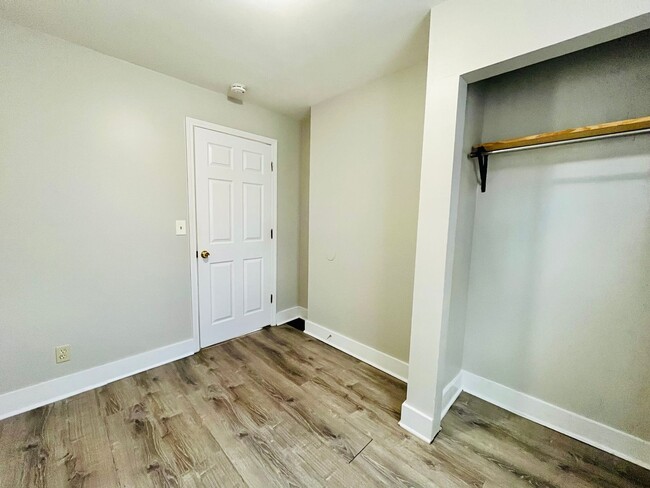 Building Photo - Remodeled 2 bedroom home w/bonus room- Sec...