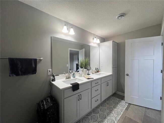 Building Photo - 7303 Fir Ln N