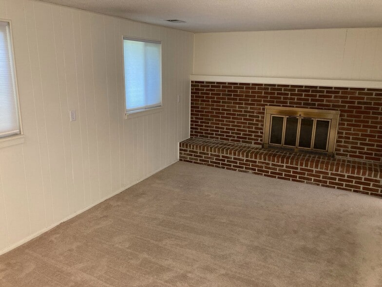 Building Photo - 585 Meadowview Ln