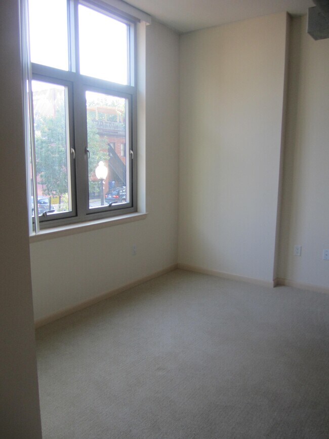 Building Photo - 811 4th St NW