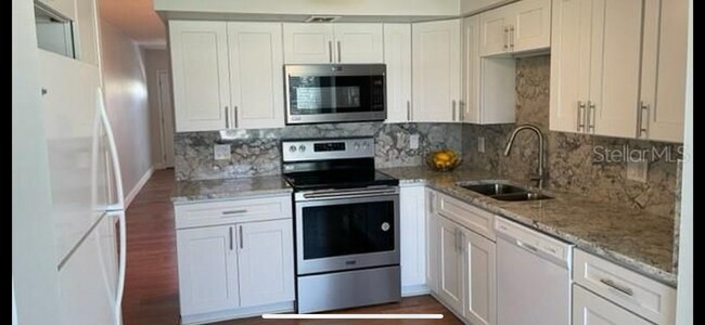 Building Photo - 2448 Columbia Dr